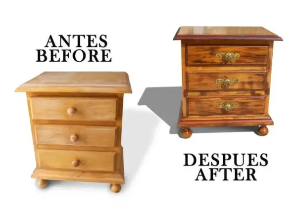Mesita de noche antigua antes y después de restaurar. La de la izquierda está sin tratar, la de la derecha luce renovada con herrajes dorados.