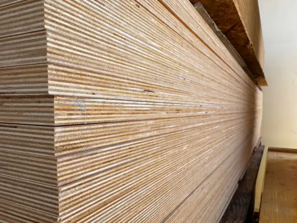 Una pila de maderas blancas, con sus finas capas visibles, listas para ser transformadas en muebles o estructuras.