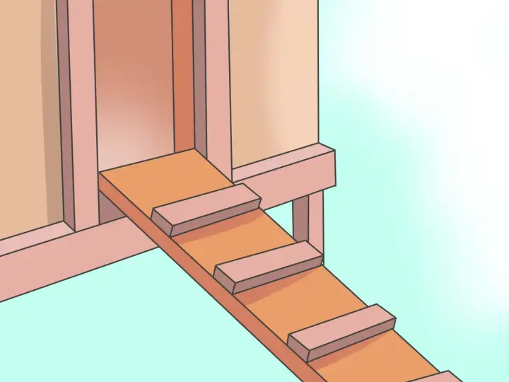 Detalle de una rampa con peldaños para un gallinero. Paso a paso, como hacer un gallinero seguro y funcional para tus aves.